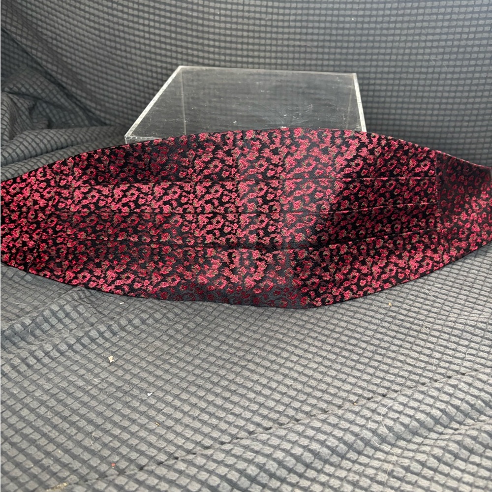 Elegant Black And Pink Patterned Cumber Bun
